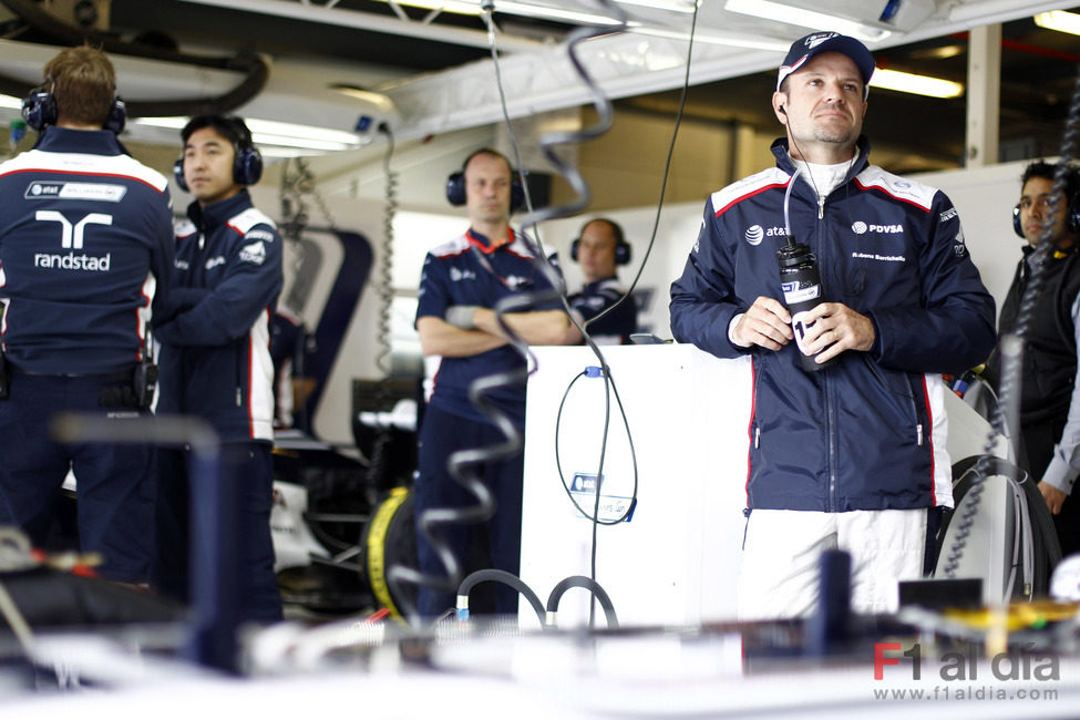 Barrichello en el box