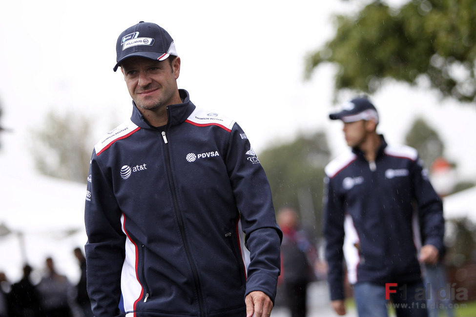 Barrichello paseando por las instalaciones