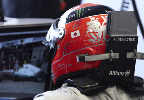 Schumacher homenajea a Japón en su casco
