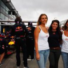 Chicas de Red Bull en el pit stop