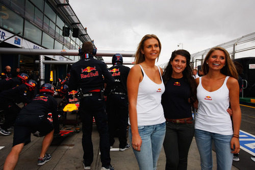 Chicas de Red Bull en el pit stop