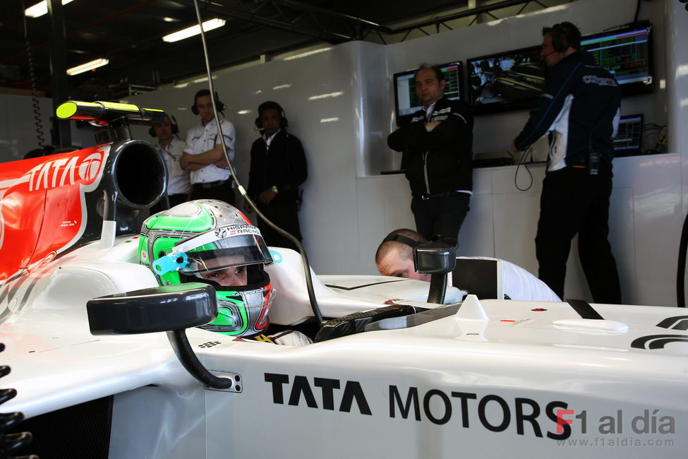 Liuzzi espera en el box