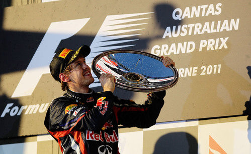 Vettel levanta su trofeo de ganador