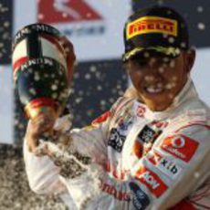Hamilton y el champán en el podio australiano
