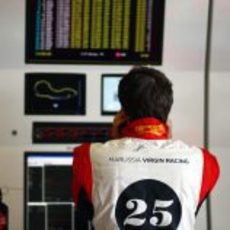 Timo Glock, atento a la tabla de tiempos