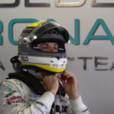 Nico Rosberg se ajusta el casco