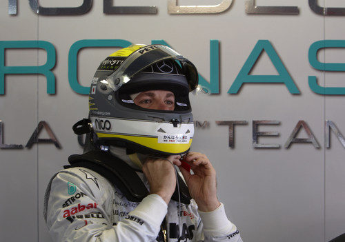 Nico Rosberg se ajusta el casco