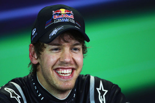 Vettel muy feliz en la rueda de prensa