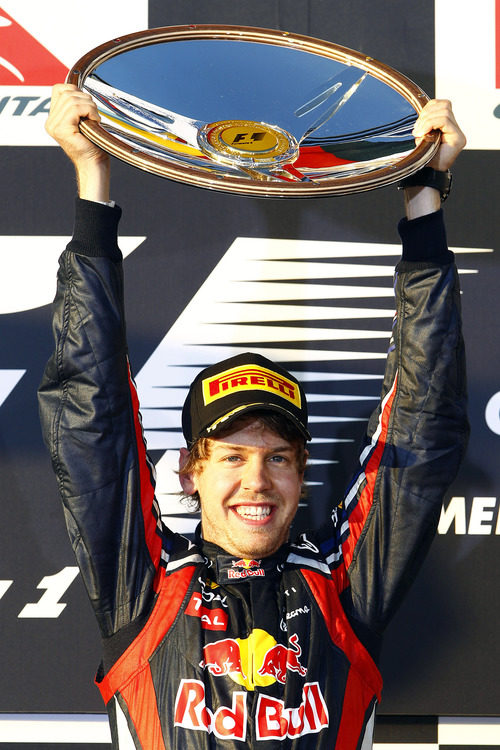 Vettel levanta su trofeo como ganador