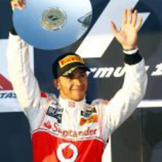 Hamilton alza su trofeo como segundo clasificado