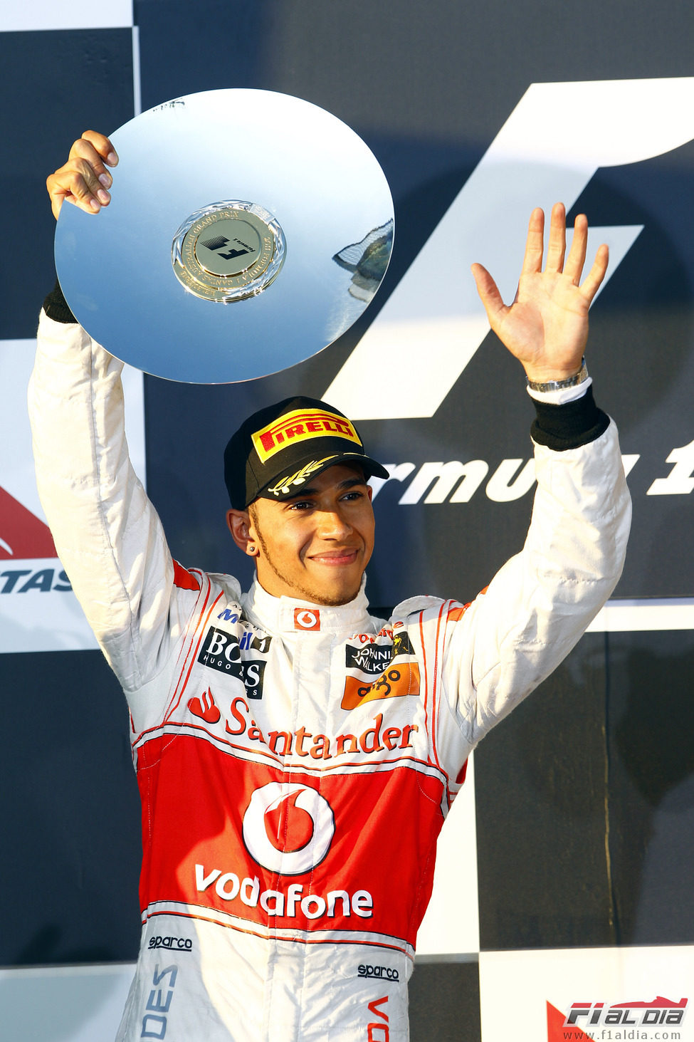 Hamilton alza su trofeo como segundo clasificado
