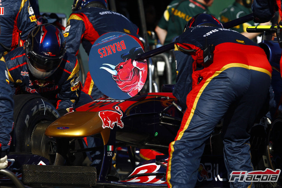 Cambio de neumáticos en Toro Rosso