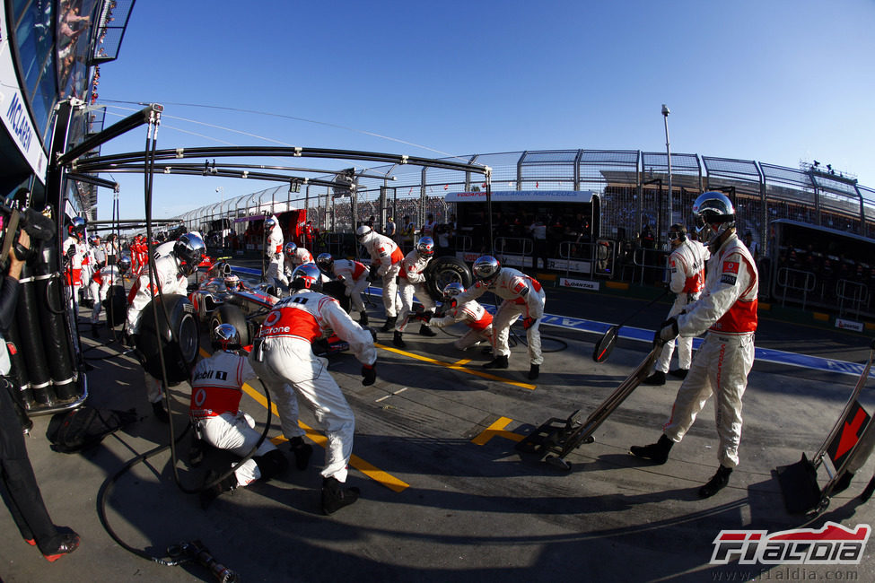 Jenson Button entra a boxes