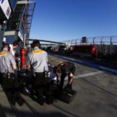 Los técnicos de Pirelli junto al box de McLaren
