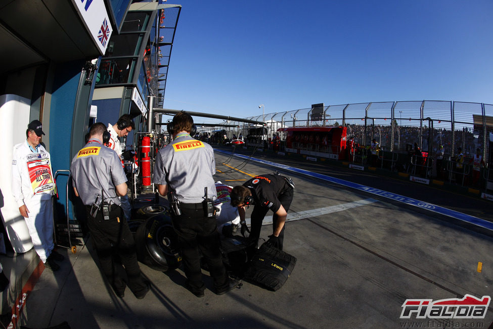 Los técnicos de Pirelli junto al box de McLaren