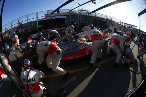 Parada en boxes para Lewis Hamilton