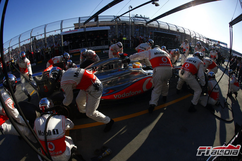 Parada en boxes para Lewis Hamilton