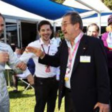 Liuzzi bromea con el embajador