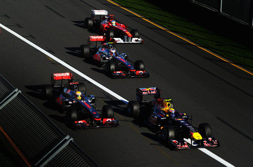 Webber, Hamilton, Button y Alonso en la salida del GP de Australia 2011