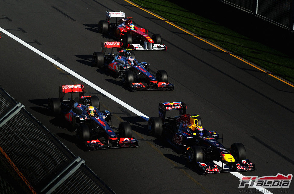 Webber, Hamilton, Button y Alonso en la salida del GP de Australia 2011