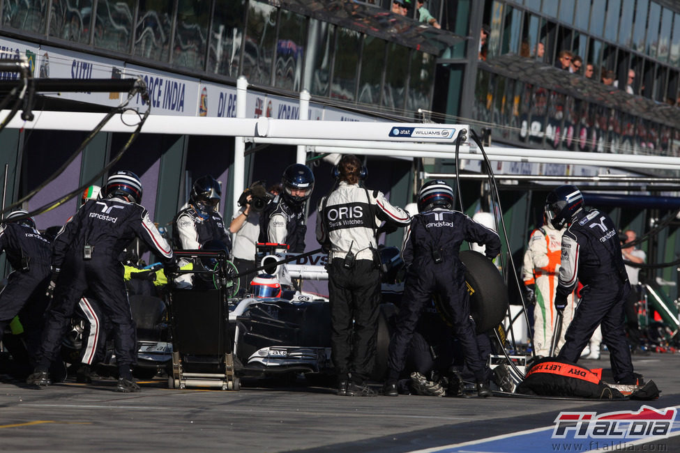 Barrichelo en una parada en boxes durante el Gp de Australia