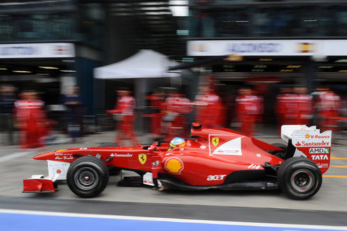 Alonso sale de boxes en Melbourne