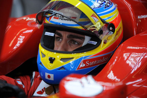 Alonso concentrado dentro de su box