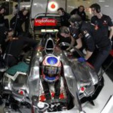 Los mecánicos de Button trabajan en el MP4-26