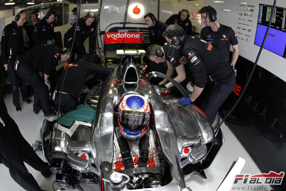 Los mecánicos de Button trabajan en el MP4-26