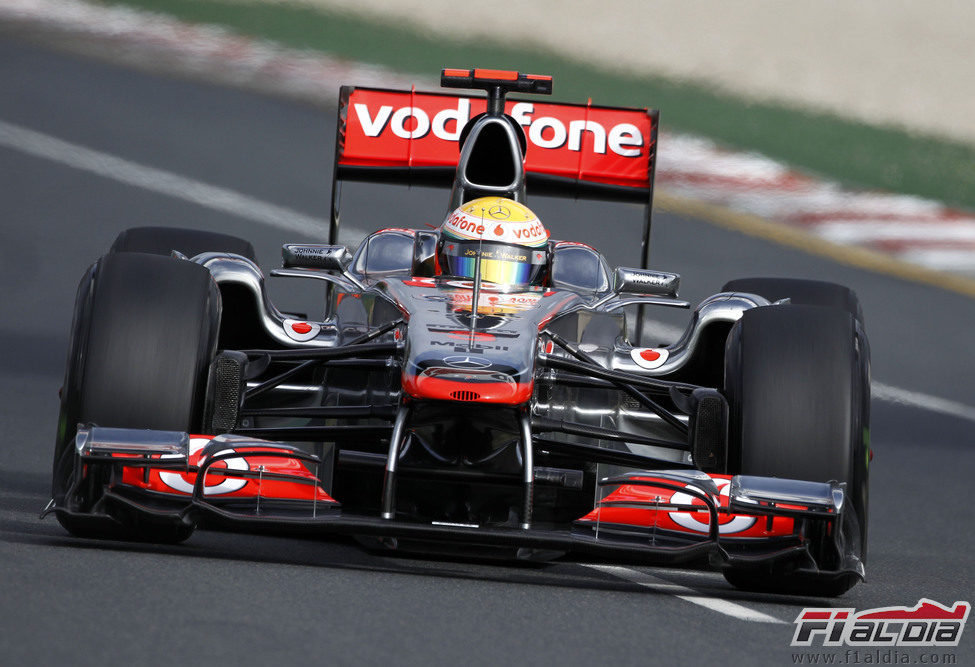 Lewis Hamilton en pista con el MP4-26
