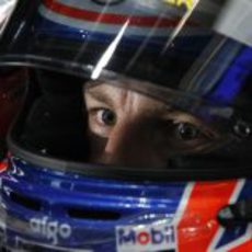 Jenson Button con su casco puesto en Melbourne