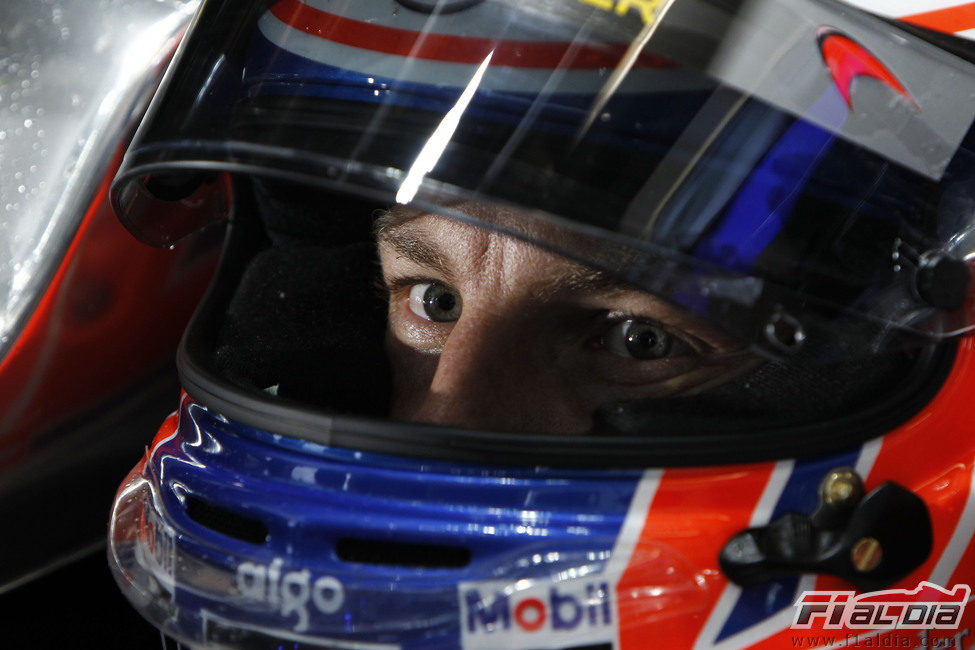 Jenson Button con su casco puesto en Melbourne