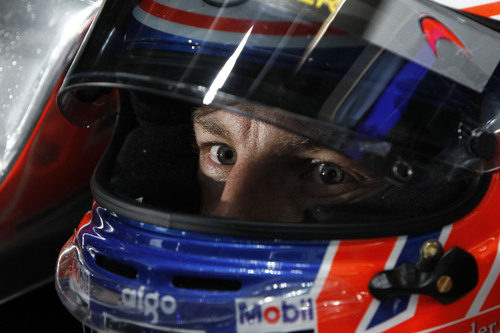Jenson Button con su casco puesto en Melbourne