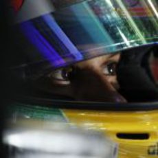 Lewis Hamilton con su casco puesto en Melbourne