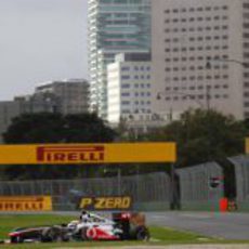 Jenson rueda y rueda en los libres de Australia