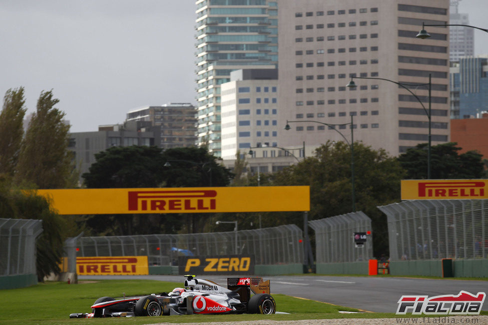 Jenson rueda y rueda en los libres de Australia