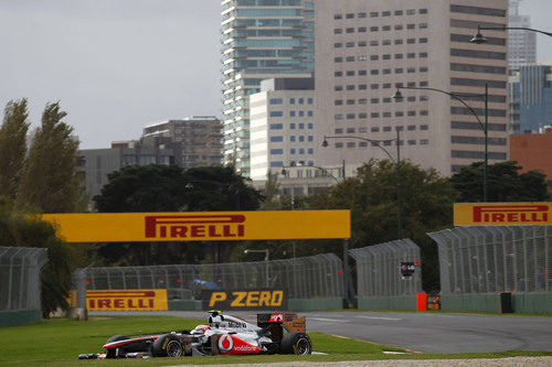 Jenson rueda y rueda en los libres de Australia