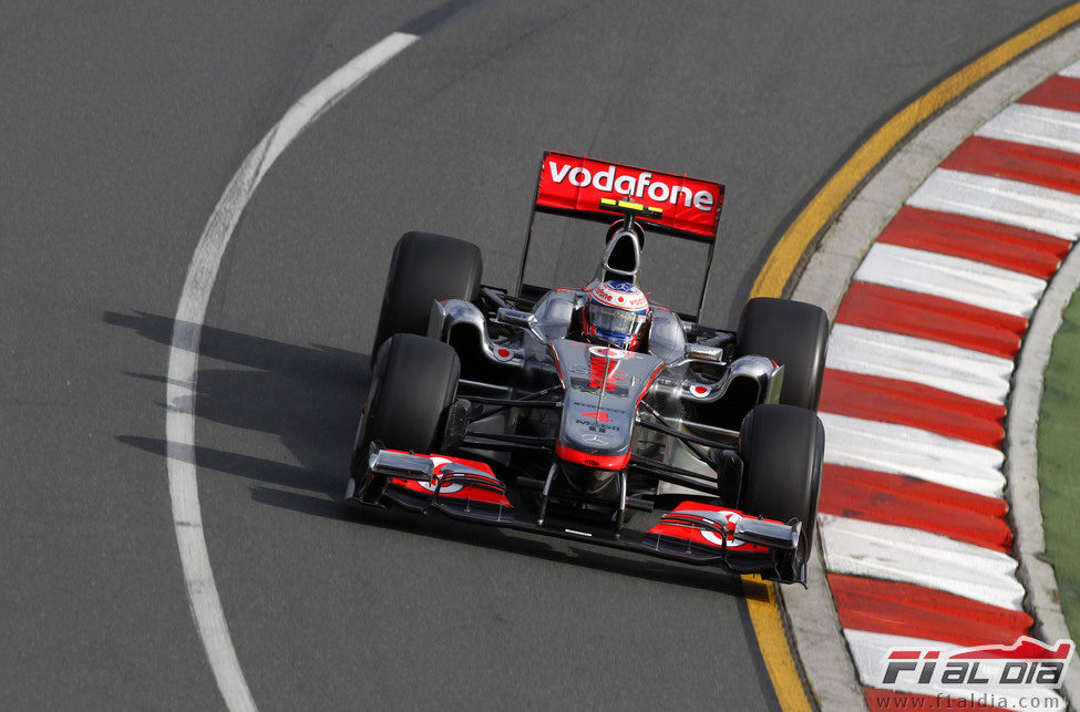 Button con el MP4-26 en Australia