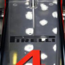 El logo de Pirelli en el morro del McLaren