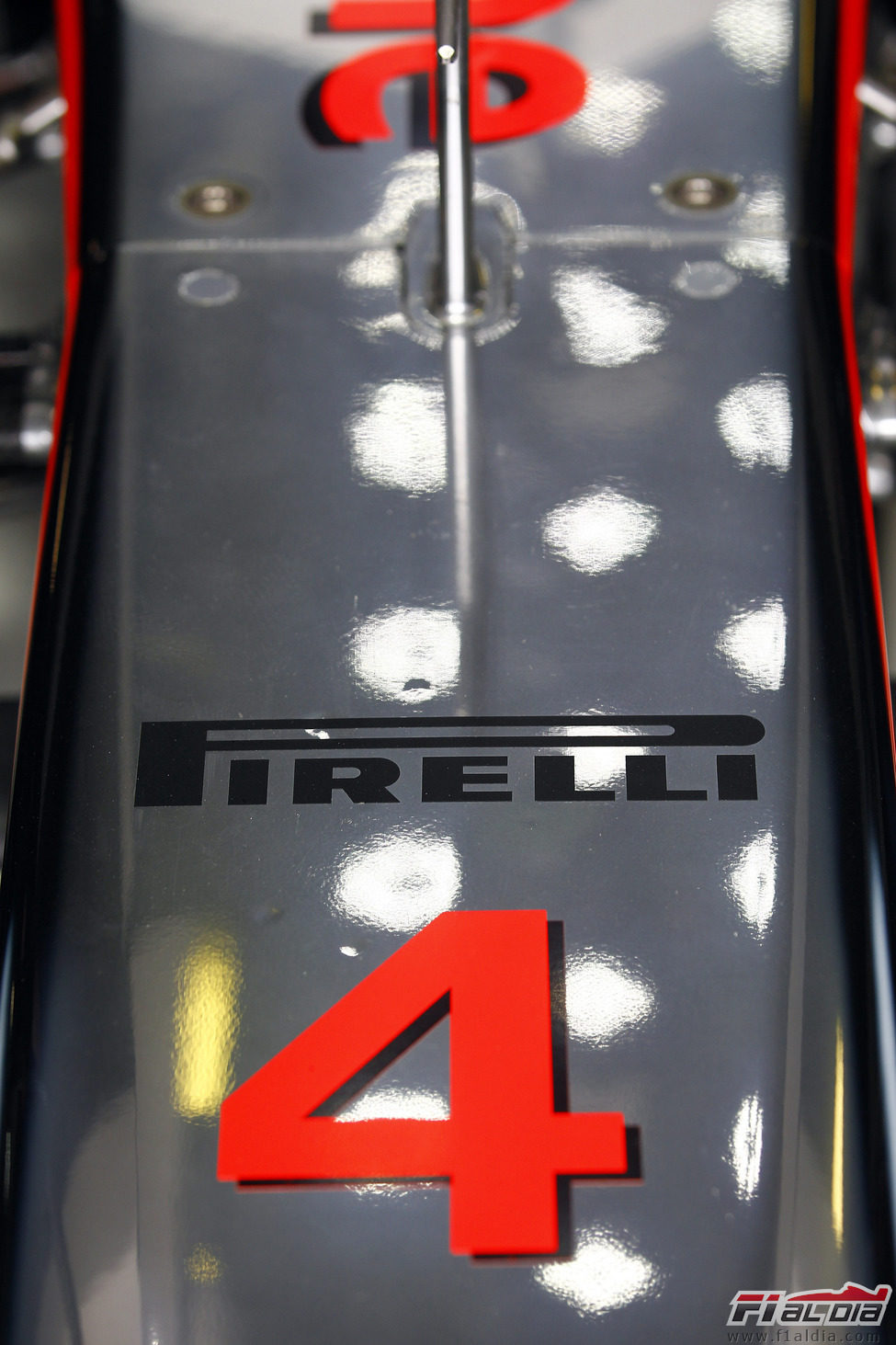 El logo de Pirelli en el morro del McLaren