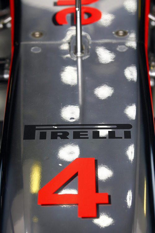 El logo de Pirelli en el morro del McLaren