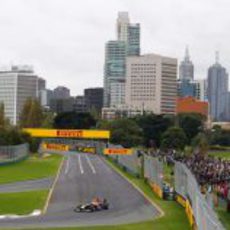 Vettel en pista con Melbourne al fondo