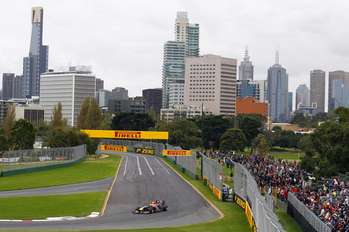 Vettel en pista con Melbourne al fondo