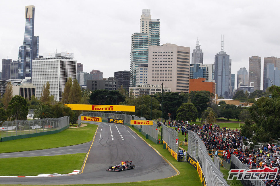 Vettel en pista con Melbourne al fondo