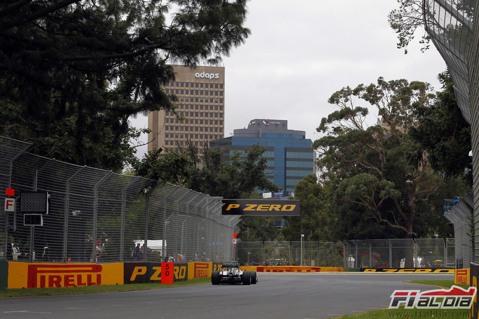 Rosberg entre los muros de Albert Park