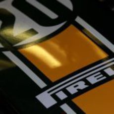 El logo de Pirelli en el Team Lotus Nº20