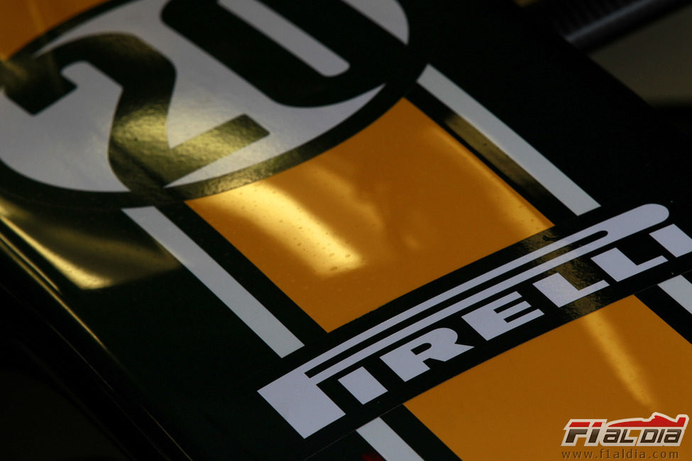 El logo de Pirelli en el Team Lotus Nº20