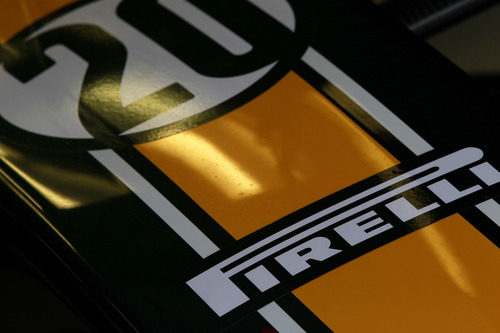 El logo de Pirelli en el Team Lotus Nº20