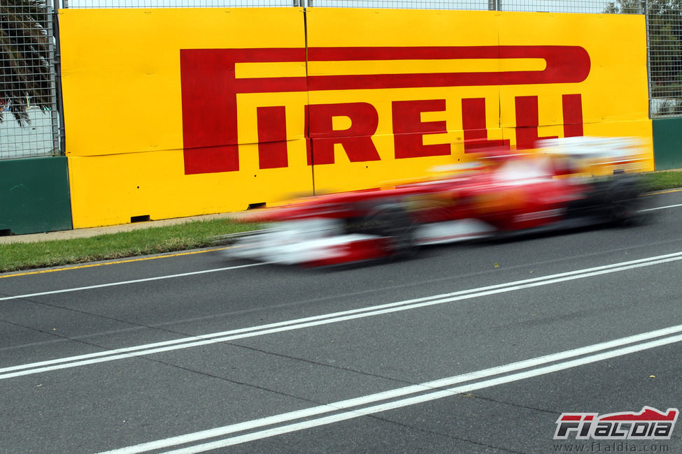 Alonso pasa por delante del logo de Pirelli