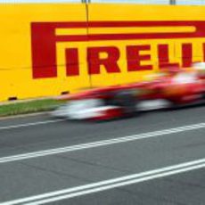 Alonso pasa por delante del logo de Pirelli